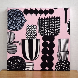 ファブリックパネル 北欧 marimekko Puutarhurin Parhaat 30×30cm マリメッコ アートパネル 限定 廃盤生地 インテリア 壁掛け ピンク