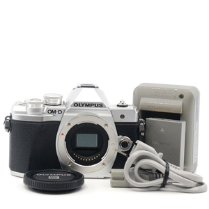 ＜ほぼ新品＞オリンパス OLYMPUS OM-D E-M10 MarkIII ボディー シルバー　シャッター数6128枚