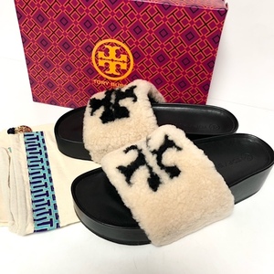 二点落札で送料無料！ T113【未使用】トリーバーチ TORY BURCH ラバーサンダル シャワーサンダル スライドサンダル ボア×レザー 23-23.5㎝