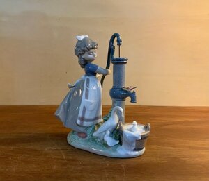 BA1049 ■送料込■ リヤドロ LLADRO 農場の夏 フィギュリン 女の子 少女 アヒル 井戸 陶磁器 陶器 洋風 置物 インテリア 1.2kg /くJYら