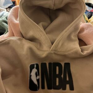 NBAシカゴブルズ・レイカーズ・マイアミ送料無料ニューヨークニックス前ポケパーカー肩幅53CM 着丈60CM キャメル地にブラックプリント新品