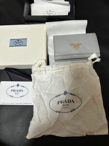 プラダ 二つ折りカードケース 名刺入れ　サフィアーノメタル グレー 1M1122 PRADA ギャランティカード付き