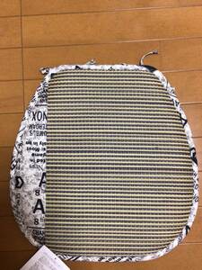 新品　未使用　タグ付き　い草クッション　シートクッション 馬蹄クッション 紐付き 座布団 椅子用 チェアパッド　ヴィンテージ風