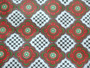  スイス製 ヴィンテージ＆レトロ ワックスペーパー,包装紙 (レトロならではの幾何学模様、赤緑プラス黒いクロス) 48cm×50cm