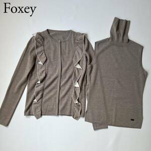 美品 FOXEY フォクシー ニットカーディガン フリル　アンサンブル　トップス タートルネック　セーター ノースリーブ　ロゴプレート