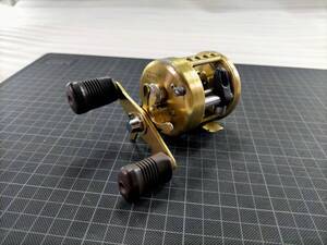 關【日本製】 シマノ カルカッタ 100XT 右 日本製 SHIMANO CALCUTTA ベイトリール RH383 1204F