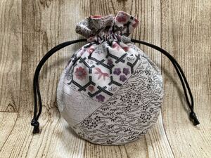 巾着袋 巾着　パッチワーク風　植物柄　和柄　丸底　ハンドメイド ミニ巾着 drawstring bag Japanese pattern handcrafted