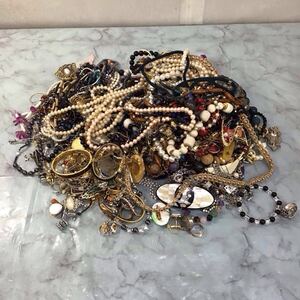 ネックレス アクセサリー ブローチ カフス タイピン 現状品　大量　指輪 イヤリング リング ゴールド　シルバー　約4.2kg