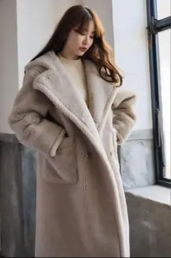 Her lip to 【 Fleur Shearling Boa Coat 】