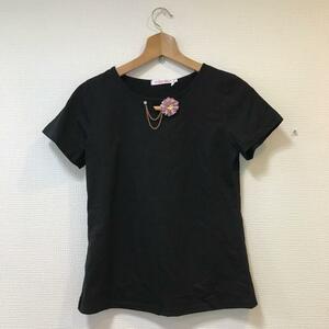 Tシャツ 花柄アクセサリー付き 黒色 婦人服 半袖 レディース