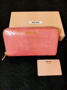 【USED】ミュウミュウ miumiu 財布 クロコ型押し ラウンドファスナー 小銭入れ付き長財布 ピンク 牛革 2012年梅田阪急店にて購入 レザー