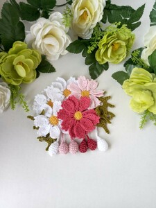 ハンドメイド　レース編み　〔　秋桜　コスモス　〕コサージュ