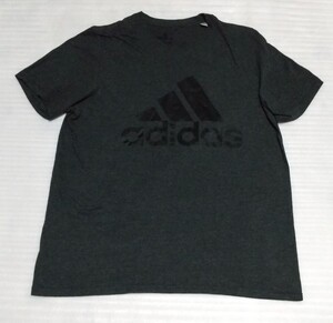 ☆adidas.com アディダス Lサイズ 半袖Tシャツ AMPLIFIER TEE スポーツ ウェア フアッション ティー ダークGLAYグレイBIG黒PERFORMANCEロゴ