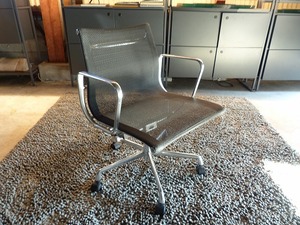 ③Herman Miller（ハーマンミラー）｜イームズアルミナム　マネジメントチェア　メッシュ　33万