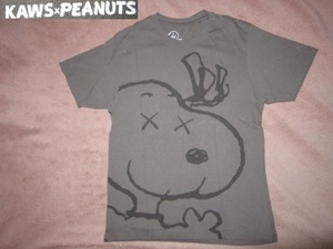 激安 即決！ PEANUTS x KAWS x UT ピーナッツ カウズ BIG スヌーピー コラボ Tシャツ チャコール S