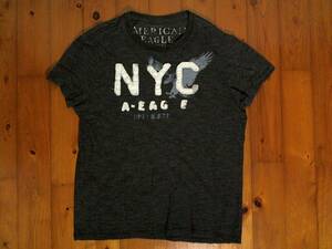 ☆美品☆アメリカンイーグル【American Eagle】アップリケ ロゴプリント半袖Tシャツ コットンTシャツ 　M/M グレー　濃灰