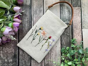 両面刺繍 handmade野花の手刺繍 持ち手付きスマホポーチ(内布グリーン)メガネケースにも ハンドメイド コットンリネン プレゼントに　花柄