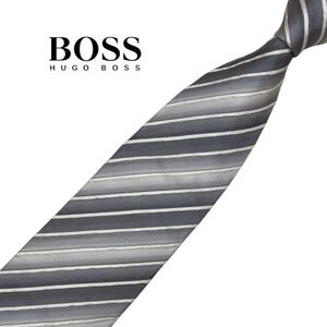 ★美品★ストライプ柄★HUGO BOSS★高級ネクタイ グレー/ホワイト系 レジメンタル ヒューゴボス シルク USED プレス済み ネコポス可 t1144