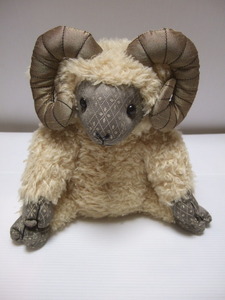 aaron door stop　羊　ぬいぐるみ dora mouse　Ram Sheep　Dora Designs　ひつじ