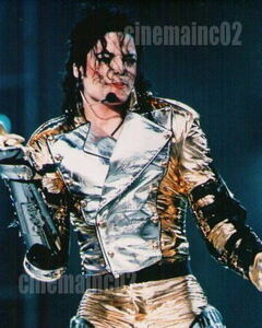 マイケル・ジャクソン Michael Jackson/銀スーツでダンスの写真