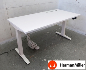 ■P261c■展示品■ハーマンミラー/Herman Miller■Nevi Sit-to-Stand Tables■電動昇降機能■デスク■ホワイト■モダン■ゲーミングデスク