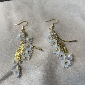 白い鈴蘭のピアス