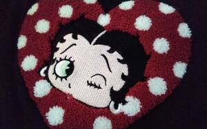 ☆レディース☆BETTYBOOP ☆ とっても可愛い！モコモコ赤色水玉の中にベティちゃん刺繍ウィンク♪黒色半袖Tシャツです(o^―^o)サイズM☆