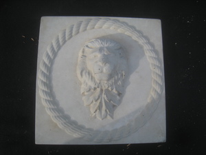 ホワイトコンクリート製　ライオン壁飾り　レリーフ像　化粧タイル　DIY　ライオン　石像風　壁飾り　ガーデンオブジェ　オーナメント 