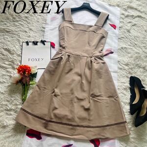 【極美品】FOXEY NEW YORK 膝丈ワンピース ブラウンベージュ 38 フォクシーニューヨーク　M ノースリーブ　ドレスエレガントステッチ