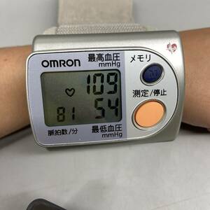 Σ血圧計 OMRON オムロンデジタル自動血圧計 電池式 手首 測定器 20年製 ヘルスケア 健康グッズ中古品ΣG52867