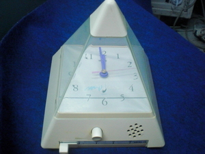 昭和レトロ TWINBIRD 時計付きおしゃべりピラミッド ピラミッド型時計 録音再生機能付き ジャンク （2838）