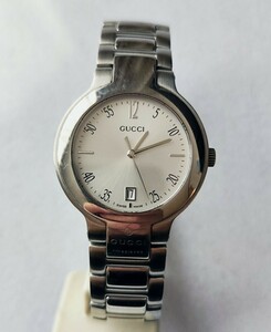 稼働品 GUCCI 8900M メンズ腕時計 シルバー文字盤 三針デイト付き 新品電池 