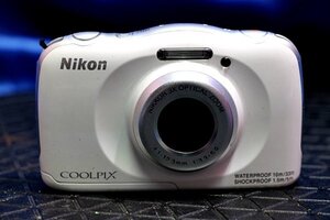 訳あり Nikon 防水wifi 1.5m耐衝撃 Full HD動画 デジタルカメラ ★COOLPIX S33 ホワイト バッテリ付 ★ ニコン　在993Y