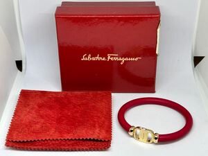 Salvatore Ferragamo バングル レッド フェラガモ ゴールド金具 ロゴ アクセサリー 箱あり