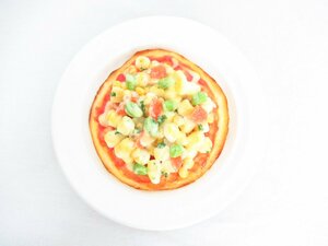 O-94【直接引取不可】食品サンプル ディスプレイ ピザ Pizza サラダピザ ニンジン コーン トマトソース 容器付き 料理模型 置物 飲食店