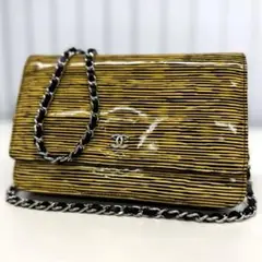 美品✨CHANEL チェーンウォレット　ストライプ　パテントレザー