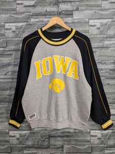 ★送料無料★IOWA　NCAA　COLLEGE SPORTS　アイオワ大学　アイオワカレッジ　DESCENTE　トレーナー　トップス　Lサイズ