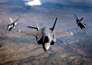 ステルス戦闘機 F-35A ライトニングⅡ USAF 統合打撃戦闘機 ミリタリー 壁紙ポスター 特大A1版 830×585mm はがせるシール式 003A1