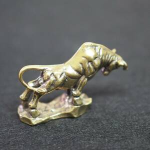 真鍮　バッファロー　水牛　雄牛　闘牛　ランボルギーニ　ブラス　金運　brass 置物　アクセサリー　フィギュア　文鎮　商売繁盛　風水