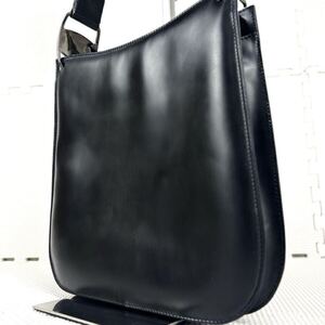 美品 Salvatore Ferragamo サルヴァトーレ フェラガモ ショルダーバッグ サコッシュ ロゴ金具 ヴァラリボン 光沢 撥水 保存袋 ブラック 黒