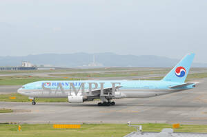 D【航空機写真】Ｌ版４枚　大韓航空　B777-200　関西空港