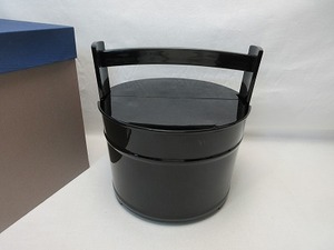 J04350 【 茶道具 黒塗 手桶水指 割蓋 おしゃれ 紙箱 】 検) ほぼ未使用 煎茶道具 水屋道具 茶器 茶席 水差し 手提付 茶道 伝統工芸ⅱ