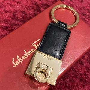 美品 Ferragamo サルヴァトーレフェラガモ スクエア ガンチーニ金具 キーホルダー チャーム 箱付き