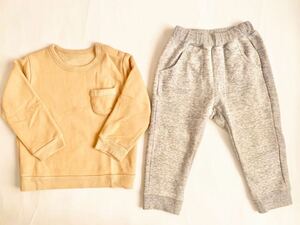 ユニクロベビー90cm UNIQLOBABY 裏起毛トレーナー スウェットパンツ 真冬の子供服 ベージュトップス グレーパンツ 雪の日 冬の公園コーデ