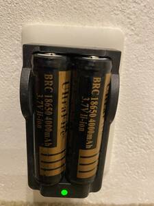 Ultrafire 18650充電電池 高容量 4000mAh 3.7 V電池電池x 2、 充電器