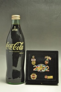 昭和レトロコカ・コーラ　1Lボトル　1リットル瓶　2002FIFAワールドカップピンバッジセット