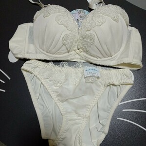 ブラジャーショーツセット。新品・未使用。size-B75/M。花柄