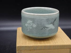 韓国陶磁器　韓国人間国宝　柳海剛　青磁ぐいのみ　木箱、黄布付　　　酒器　茶碗　壺　茶道具