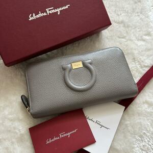 【極上美品】Ferragamo サルバトーレフェラガモ ラウンドファスナー長財布