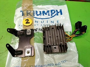 ★　トライアンフ　Trimuph　デイトナ等　レギュレーター　②　T1301234　Lパック発送